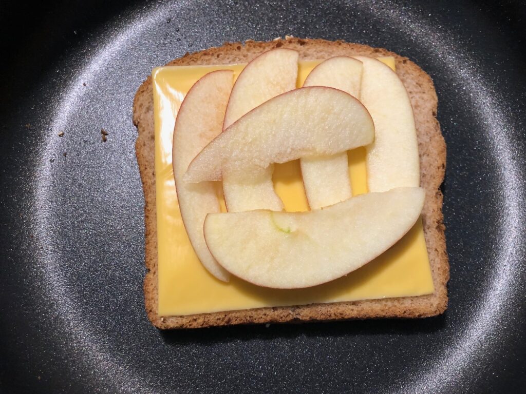 Layer of apple slices